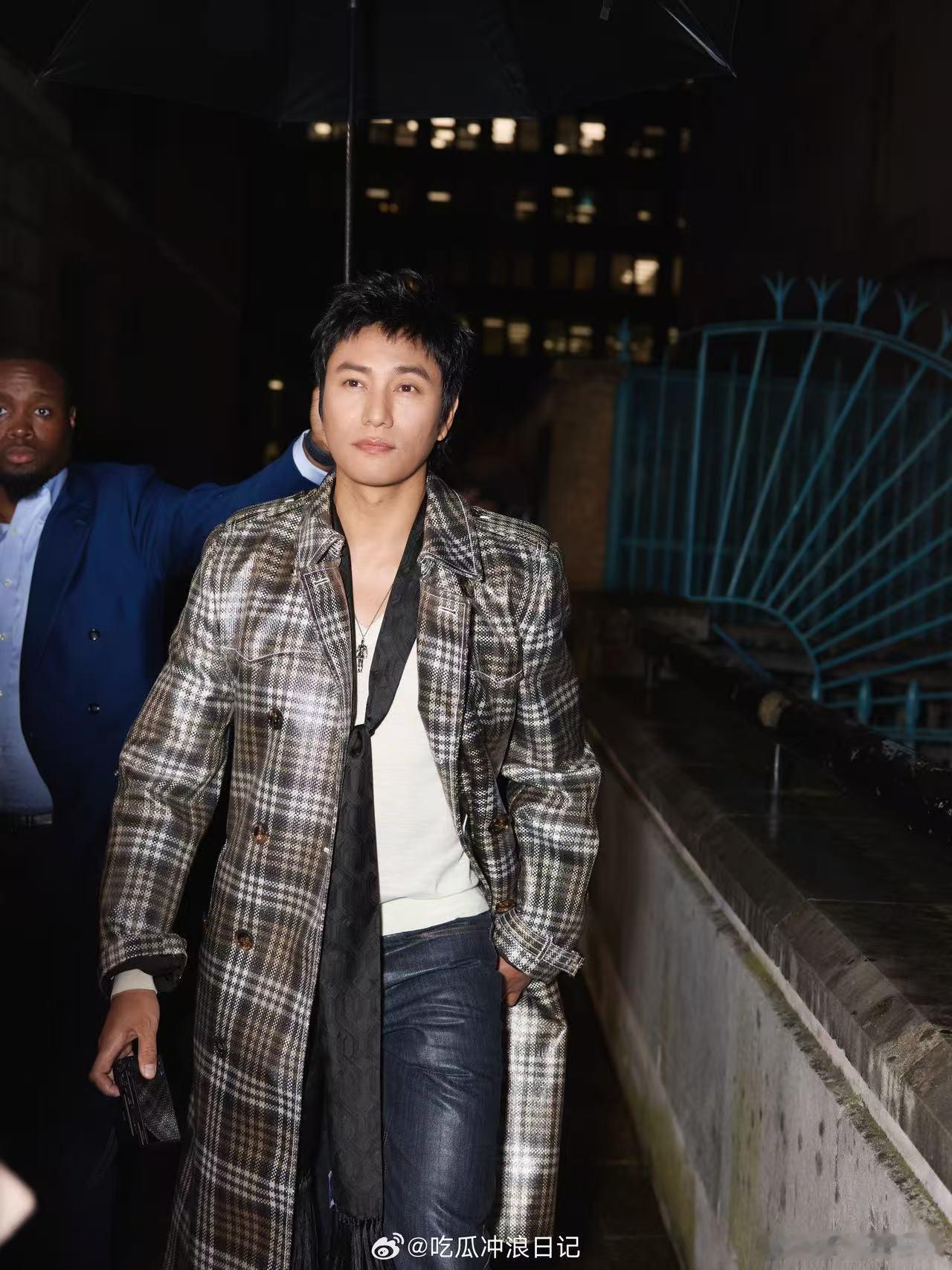 陈坤也有撑伞神图了陈坤真的越成熟越有魅力，这组撑伞图把英伦格调拿捏得死死的，不