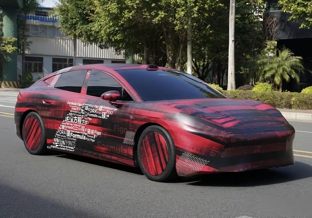 方程豹的第一款轿车，掀背轿车，穿着紧得不能再紧的紧身衣来了。好一个​镁。​​