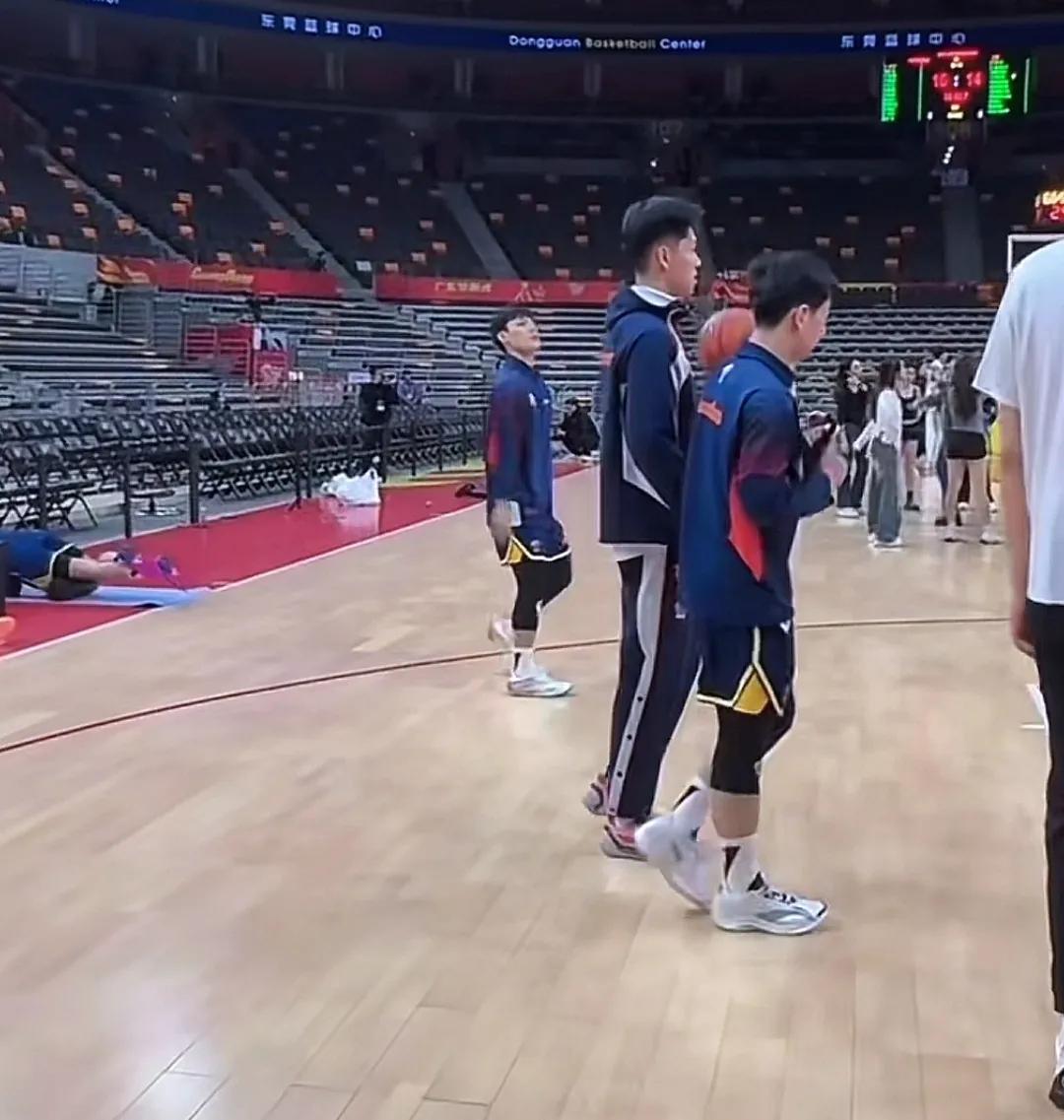 广东VS山东。邱彪带队来广东，忙里偷闲去一趟家里，东莞有他的住房，忙活一阵，走