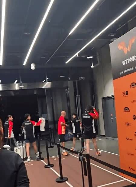 一条毛巾，暖到全网混双采访刚散场，镜头扫过，牛冠凯把毛巾递到孙颖莎手里，