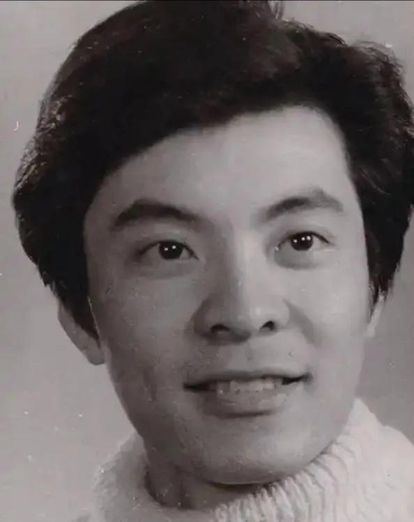 看青年刘威的这双水汪汪的桃花眼，注定他有女人缘。都认为何晴的前男友刘威不算帅，