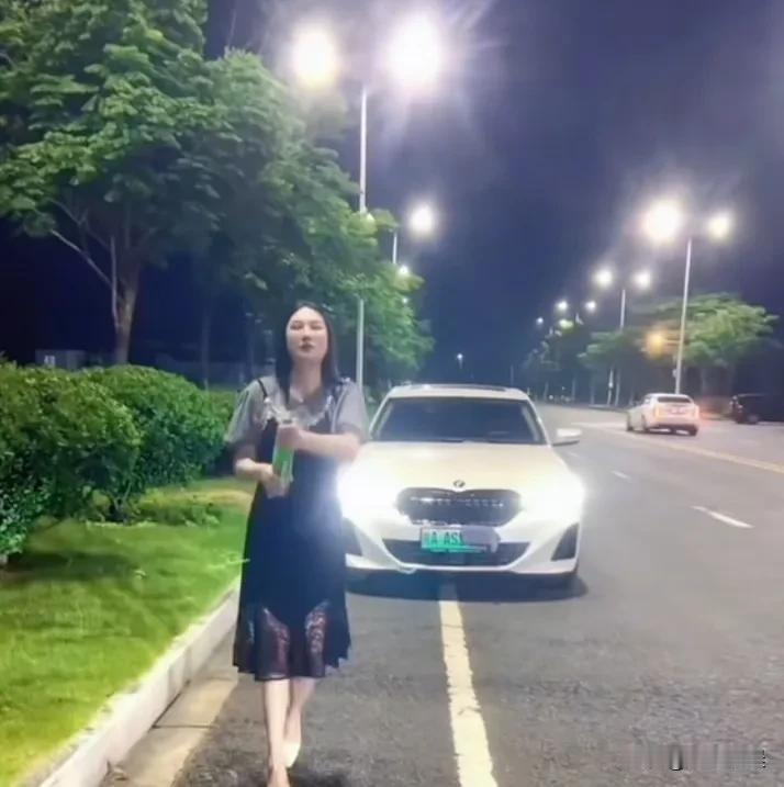 她们都是在哪里学的？一天刷到不知道多少个这种视频，虽然有网友举报，被交警处罚了，