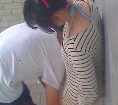 17岁女孩早恋怀孕, 父母知道后暗地高兴, 可真相让人痛心不已