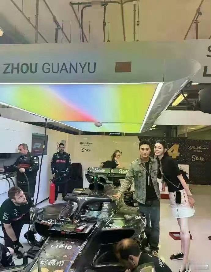 奚梦瑶确实情商高，只要不挨着何猷君合照，她就站直了