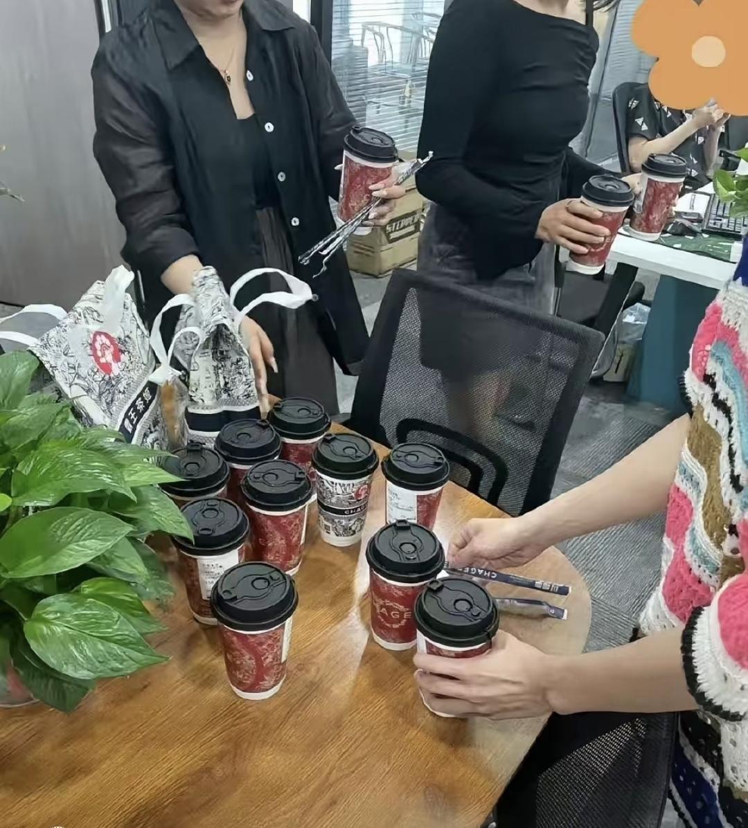 今天办公室搞事了。同事刚办好离职手续，以为她会默默走人，结果下午突然送来几十杯奶