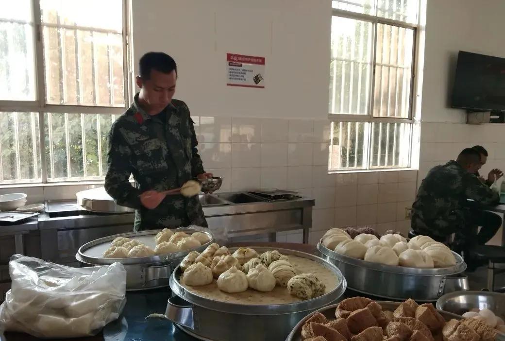 我军北方和南方的部队早上并非都吃馒头，具体早餐内容会根据当地的饮食习惯、物资供应
