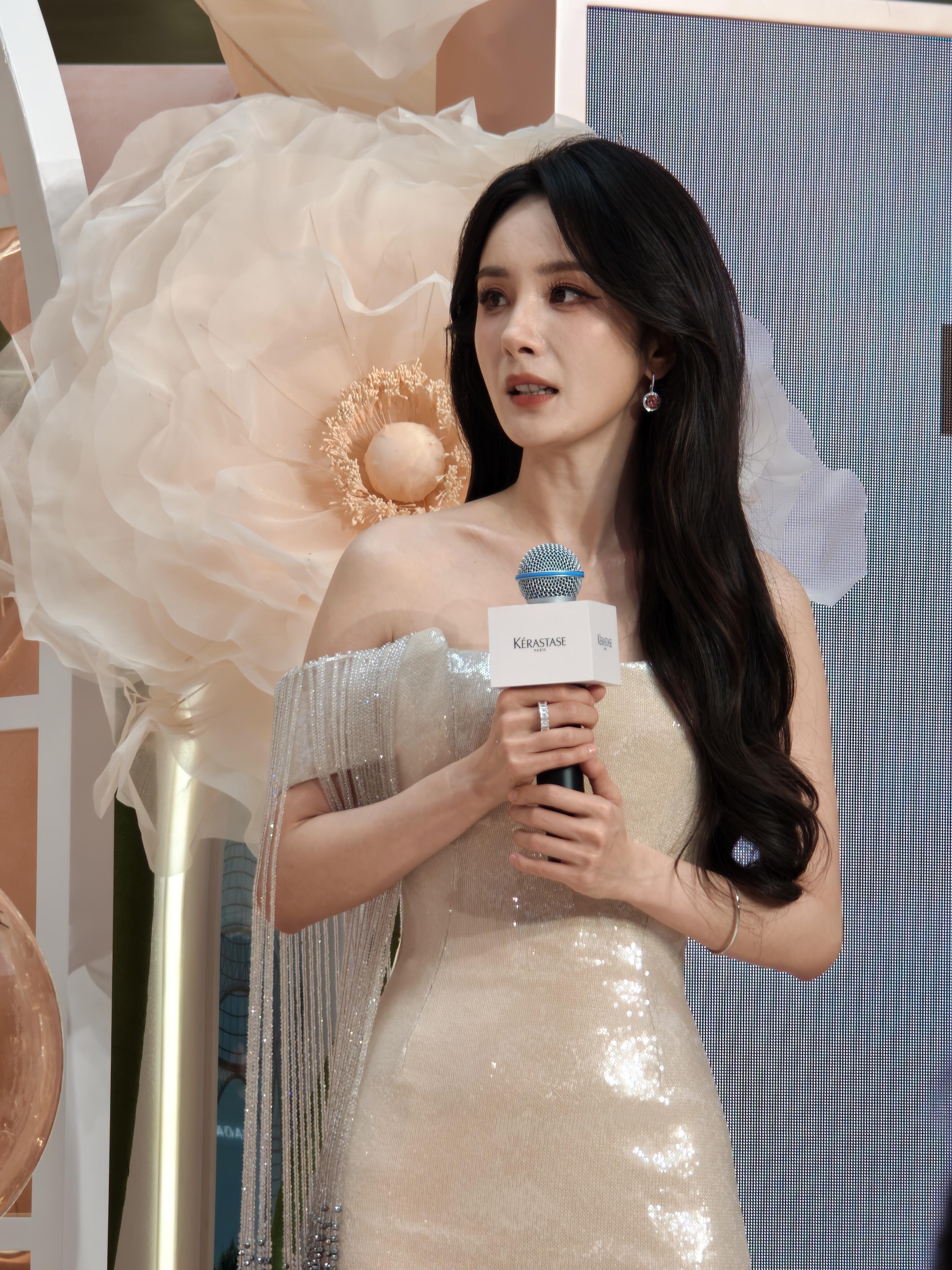 杨幂x𝟐𝟎𝟏𝟔𝟎𝟑𝟎𝟕三亚卡诗活动现场生图～美神降临杨幂头