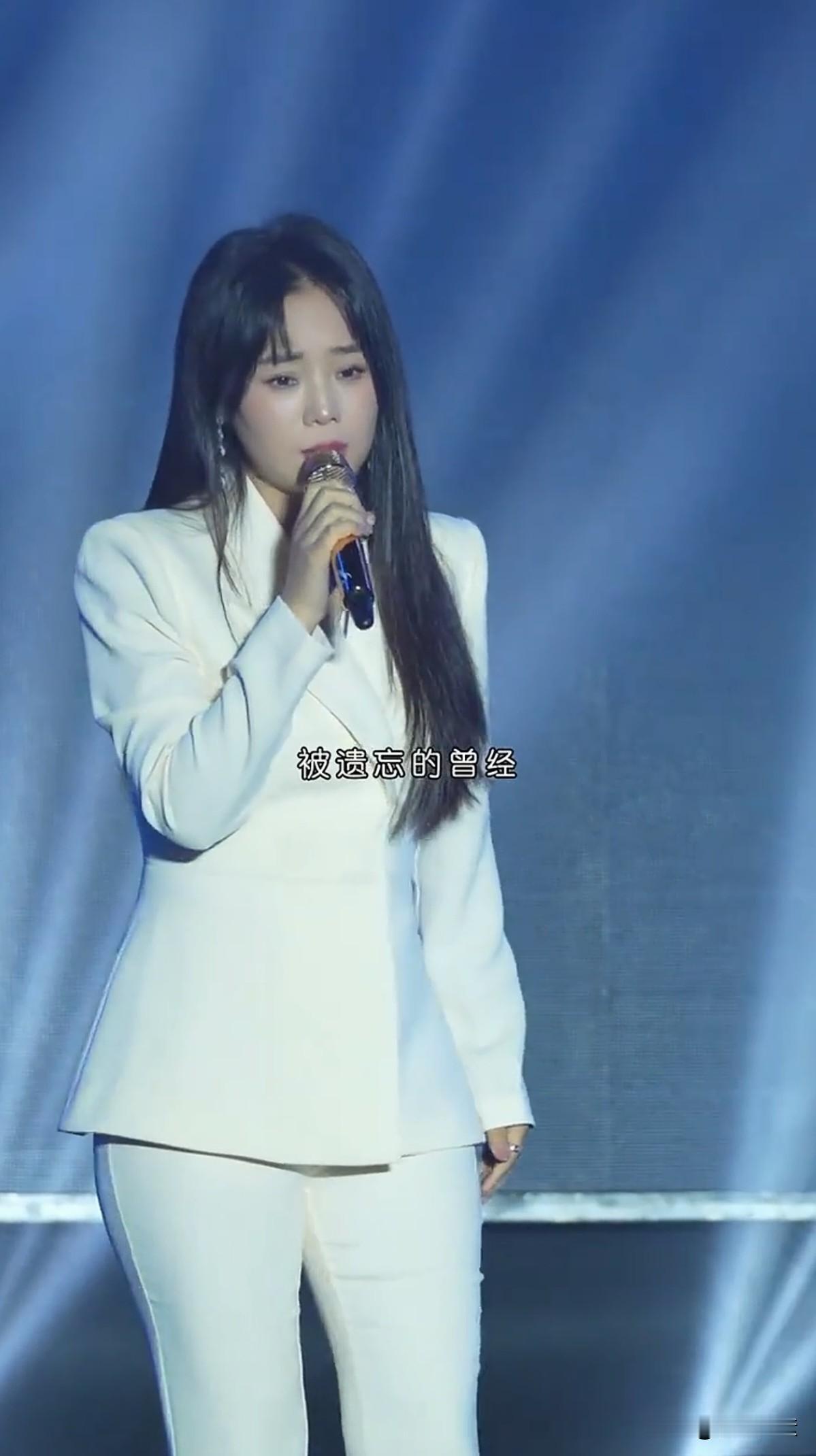 刀郎老师的徒弟云朵，不但歌唱的好，人也是又水灵又楚楚动人。大树底下好乘凉，如