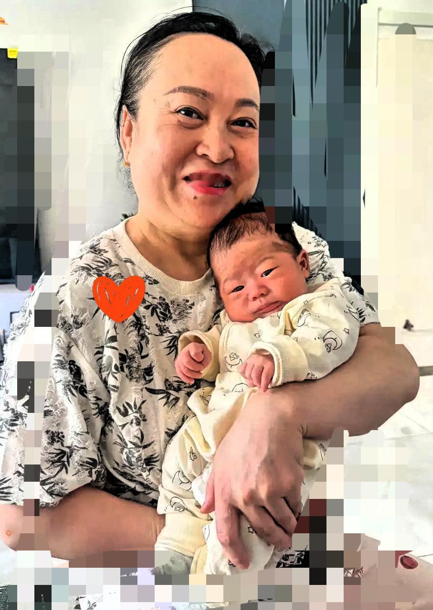 44岁单身阿姨试管当妈！没老公没后代，勇敢为自己活太酷了！必须恭喜这位44