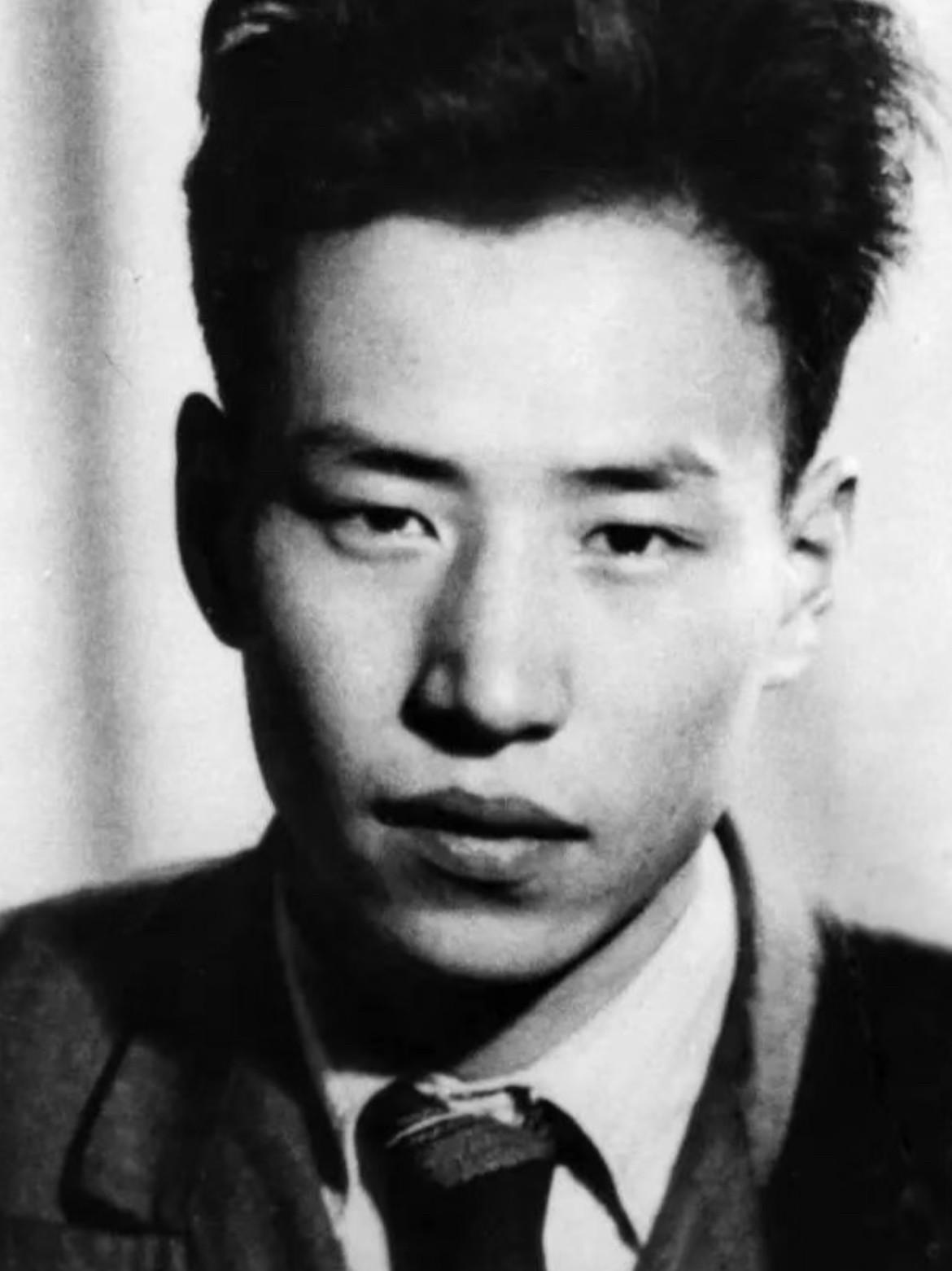 这是刘少奇长子刘允斌他回国后又再婚了，据说生了两个儿子但第二任妻子和俩孩子，