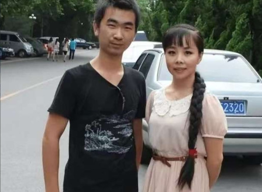2007年，王二妮出名后，男友李飞对她说：“二妮，分手吧，咱俩不是同一世界的人了