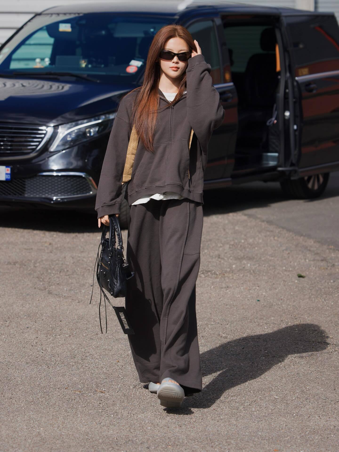 杨超越251105🐑ins更新啦“来自一个午后的美美下班💼”杨