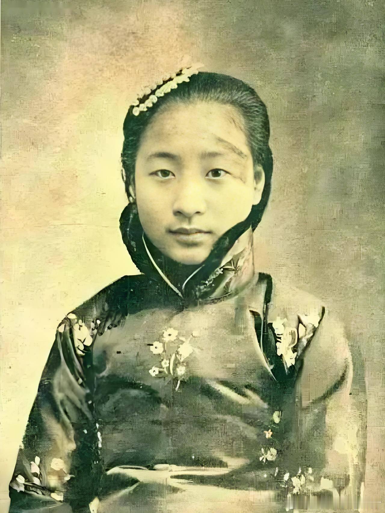 小凤仙1900年8月出生于浙江杭州，原名朱筱凤，后改名张凤云、张洗非，是中国近代