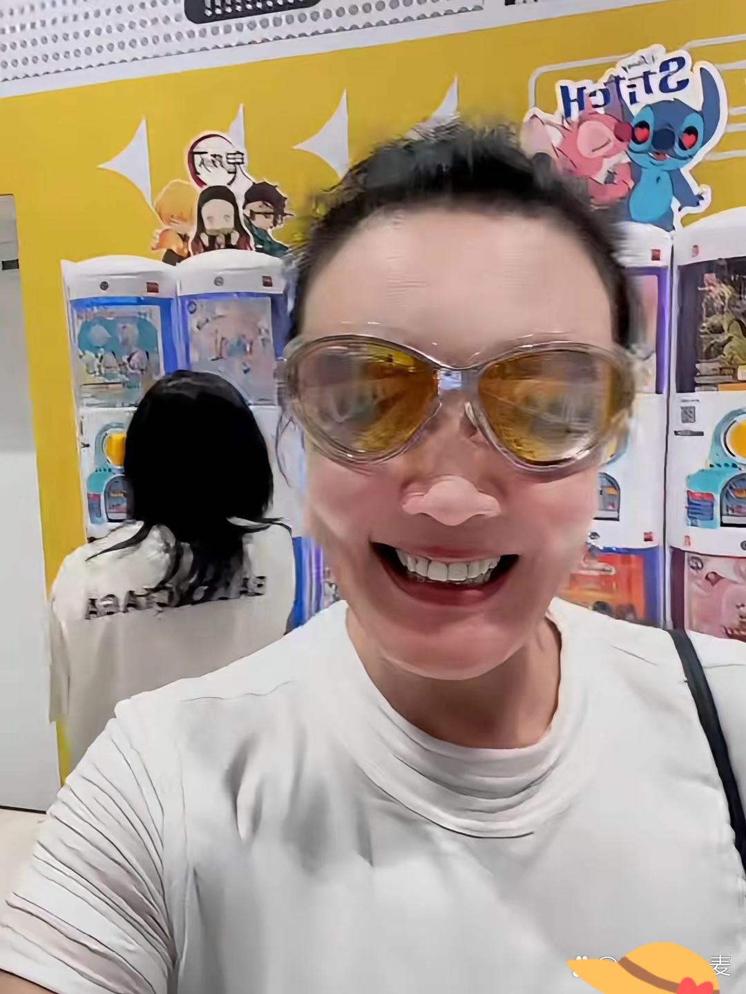 兰姐会哄孩子，把玥玥哄得高高兴兴。兰姐带玥儿去扭蛋了。兰姐也是真会啊，知道跟