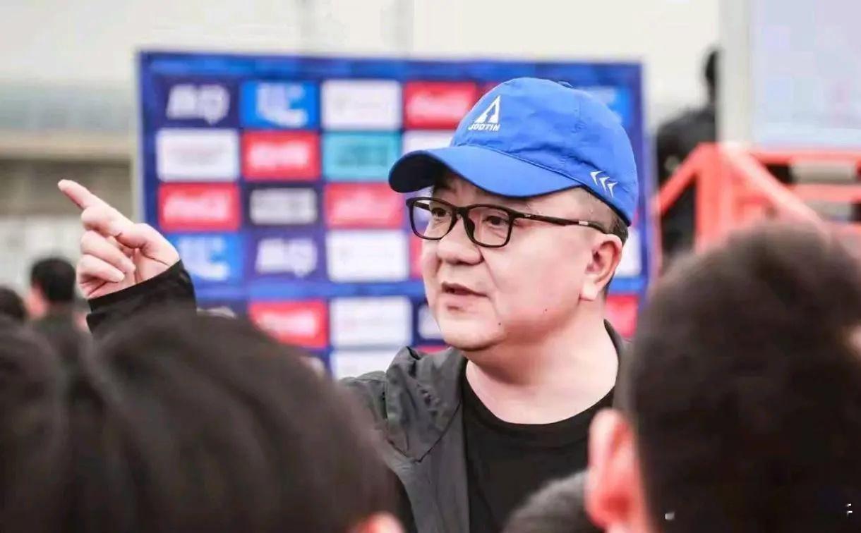 董路怒了：我天天研究足球，这帮人天天研究我，还抱团来干我过去的这2周时间里，董路