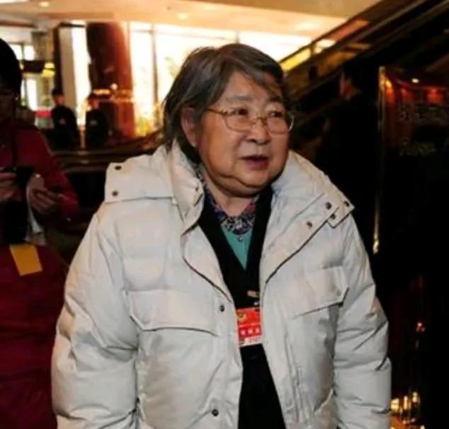1996年，中央军委决定给李敏副军级退休待遇，然而她果断拒绝了，身为毛主席的女儿