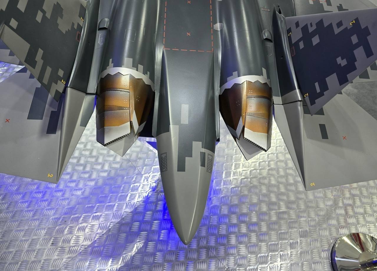 迪拜航展—俄罗斯展示了一架配备新型АЛ-51Ф1（产品30）涡扇发动机的