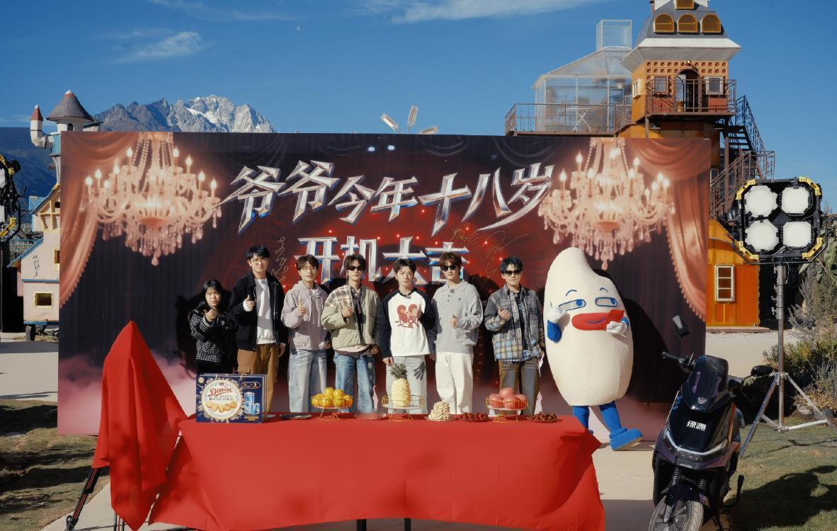 据说这次老友记拍短剧还是哥几个主动向导演组争取来的！苏醒、王铮亮和张远都认证陈楚