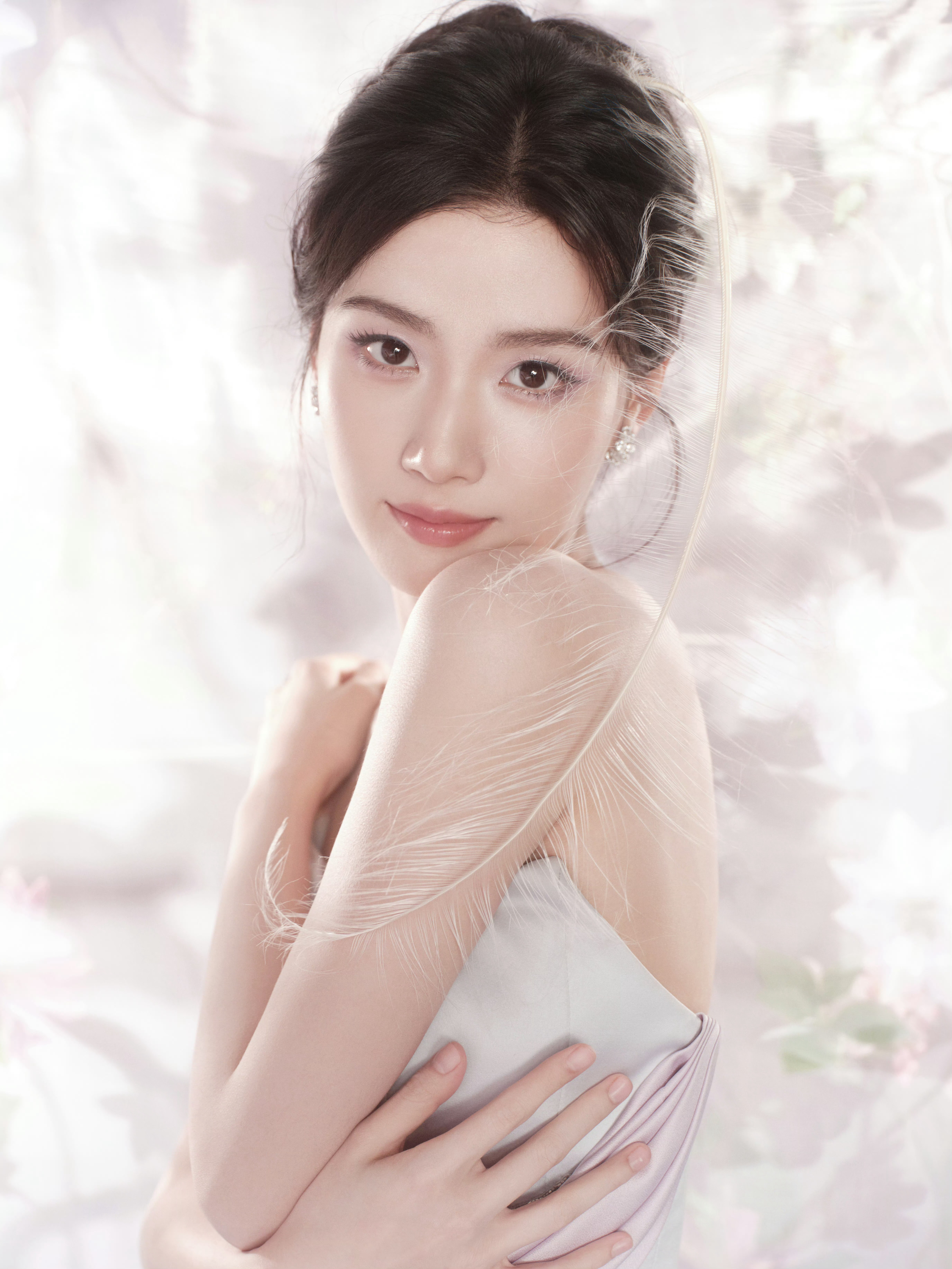 卢昱晓大花气质卢昱晓中式温婉造型造型次次有惊喜！粉裙盘发尽显中式美感，优雅