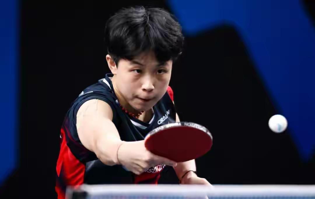 乒乓球中国大满贯赛最大黑马朱芊曦2比4惨遭队友申裕斌逆转无缘四强，此前朱芊曦胜陈