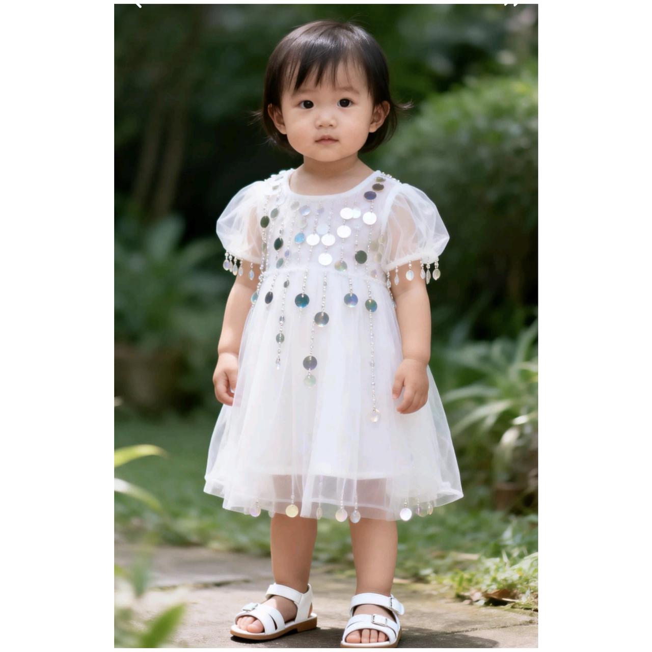 最近湖南发生了一件让人揪心的事。有个爸妈已经分开的小女孩，前几天被妈妈接去外