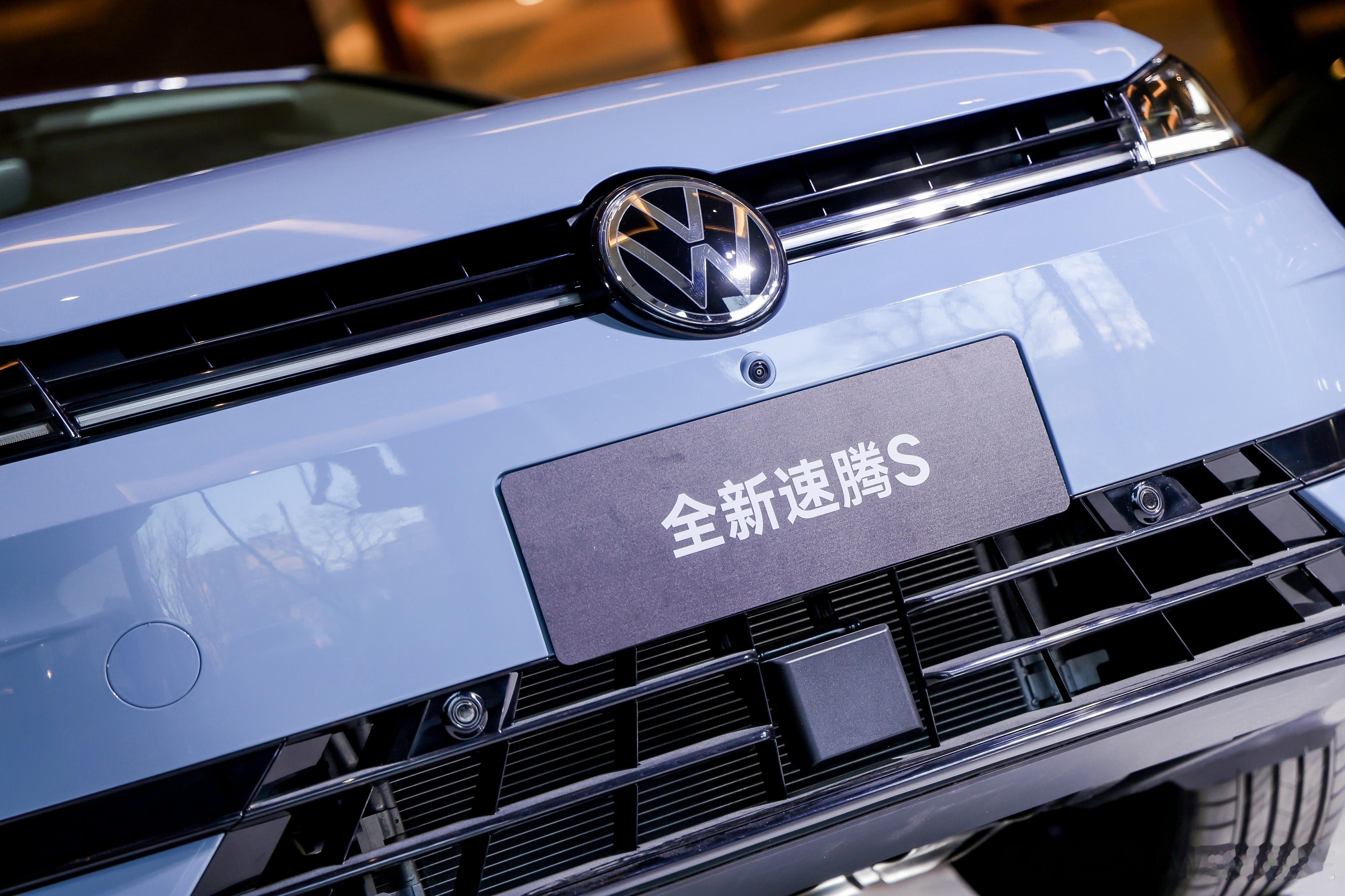 全新速腾S正式亮相，预计3月上市！ps：车模是谁啊！