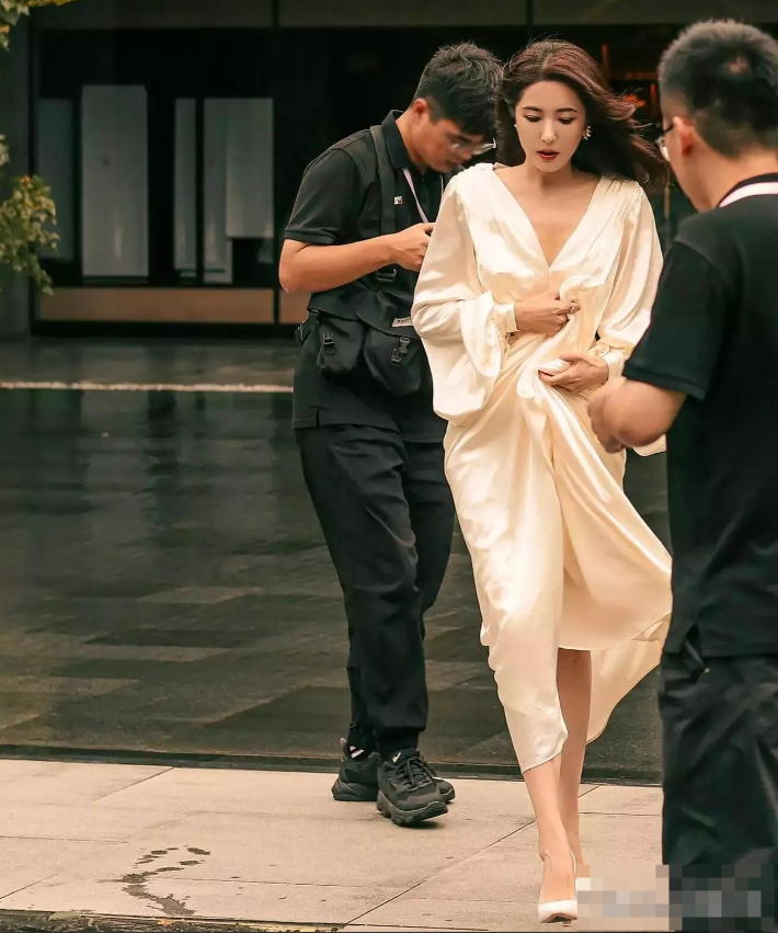 中戏毕业出来的女演员，确实不一样，就算是低着头走路都是一道独特的风景。48岁了远