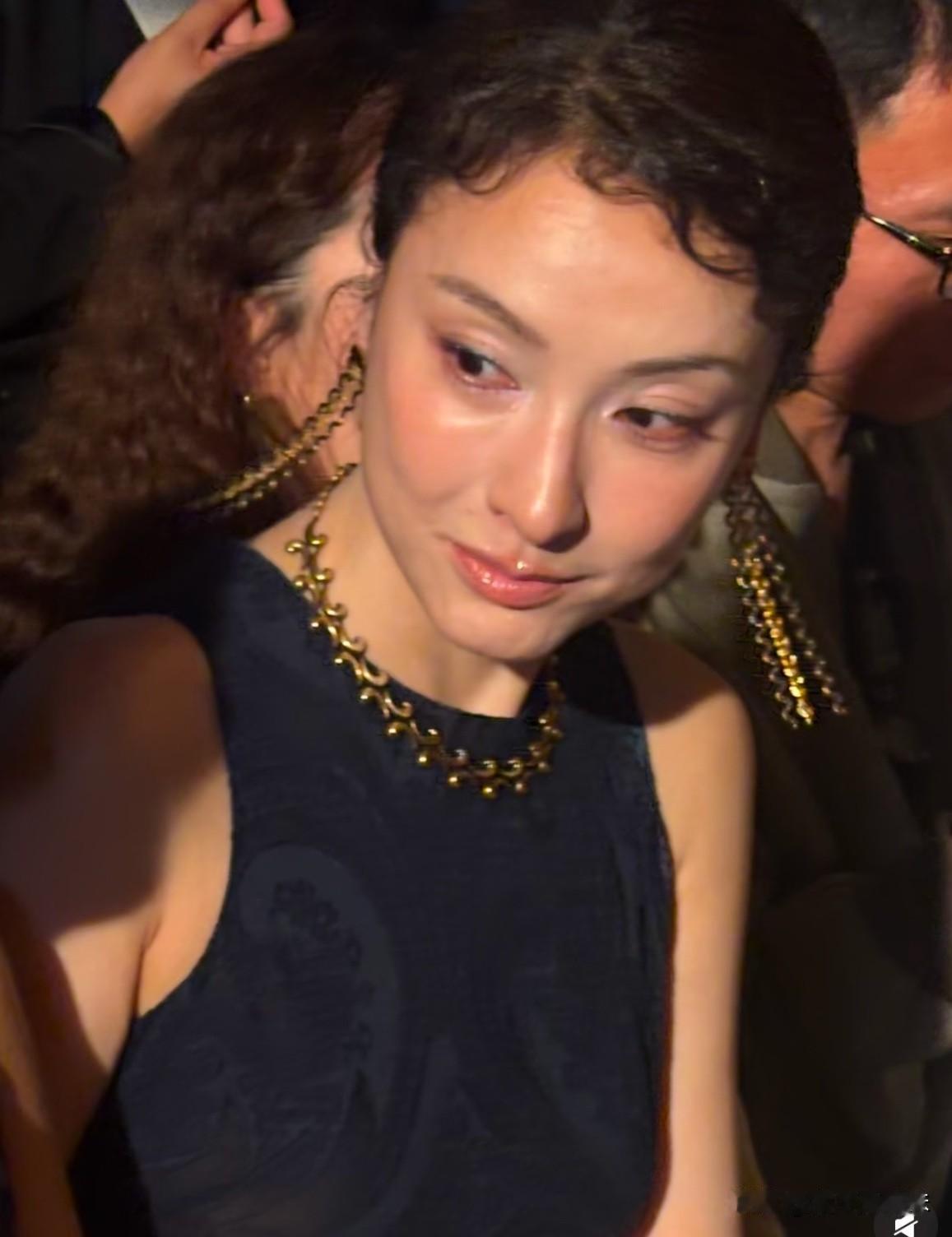 快乐家族看到也会震惊不已！一拍照就这副拽脸？妈呀受不了她那个表情。又一个变脸