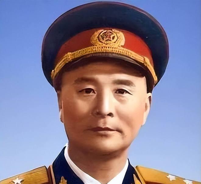 1936年，一位老大娘上山采野果。突然发现一大群苍蝇，在草丛上＂嗡嗡嗡＂盘旋，她