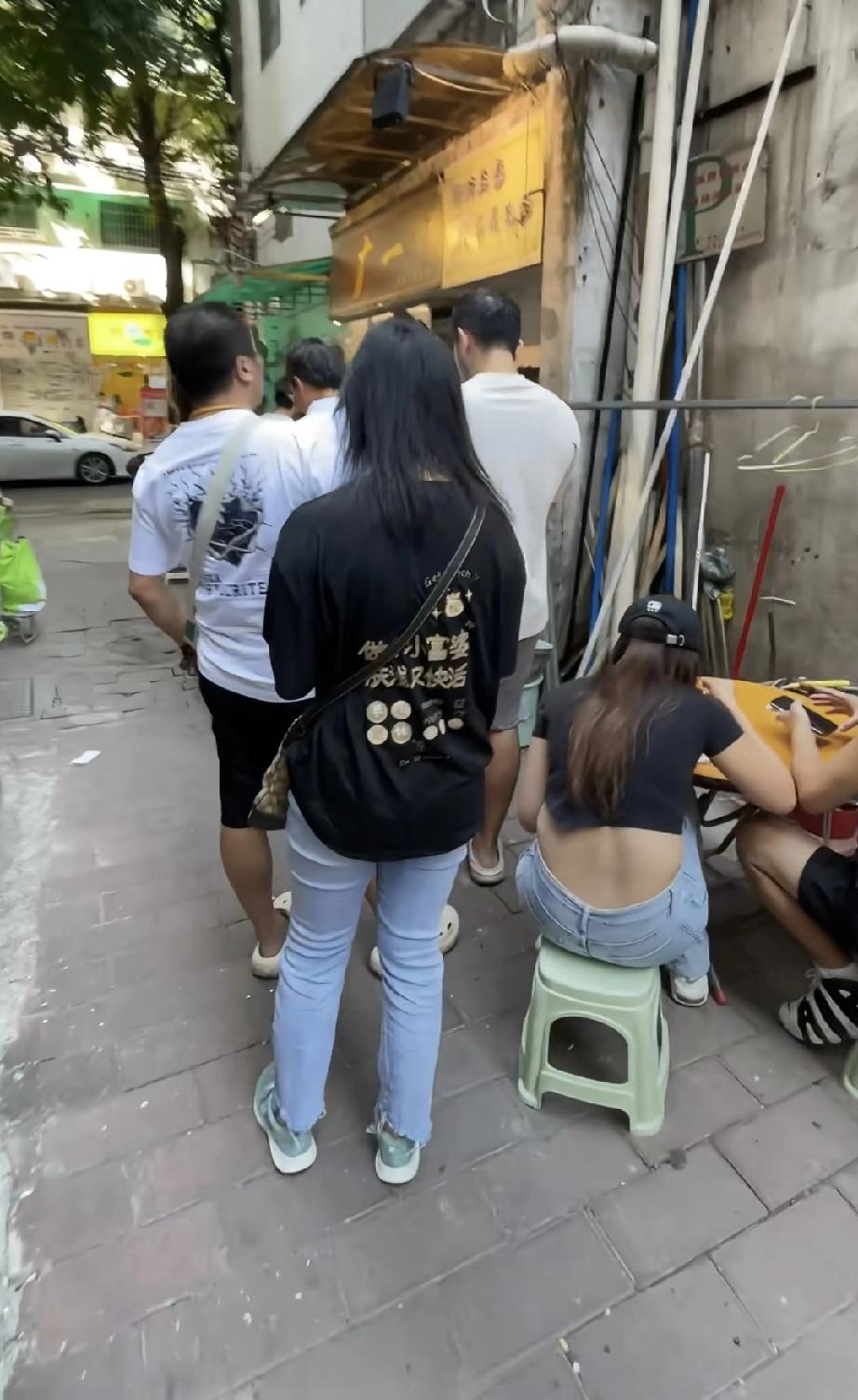 在广州365天都要排队的店！在广州老城区的窄巷里，有一家365天被人群“围