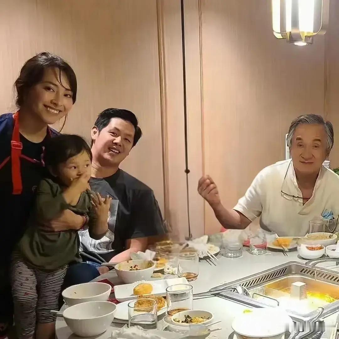 第一次对成龙71岁有了实感看看成龙苍老成什么样了？整个一个小老头！也是，成龙已经