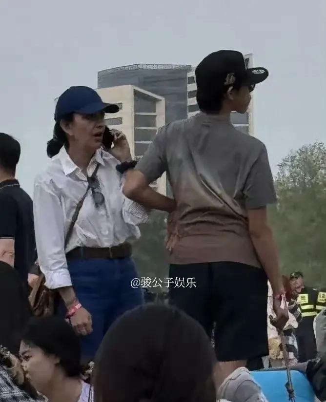 近日，刘烨的妻子安娜被拍到带着孩子们一同外出，享受了一段轻松的亲子时光。她们选择