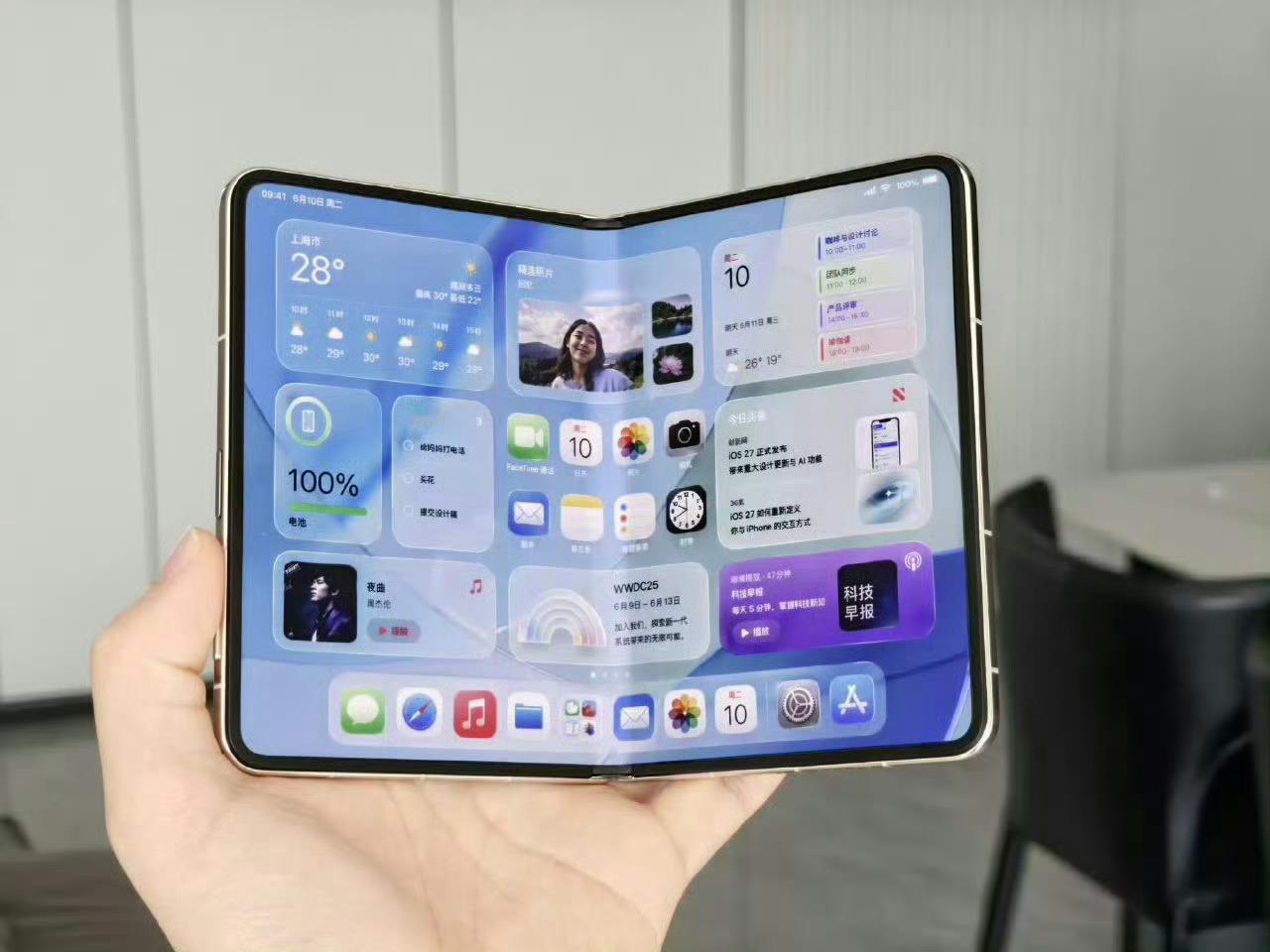 iPhone折叠屏上手虽然这图吧，大概率是假的，但是呢，还是很有参考意义的，和