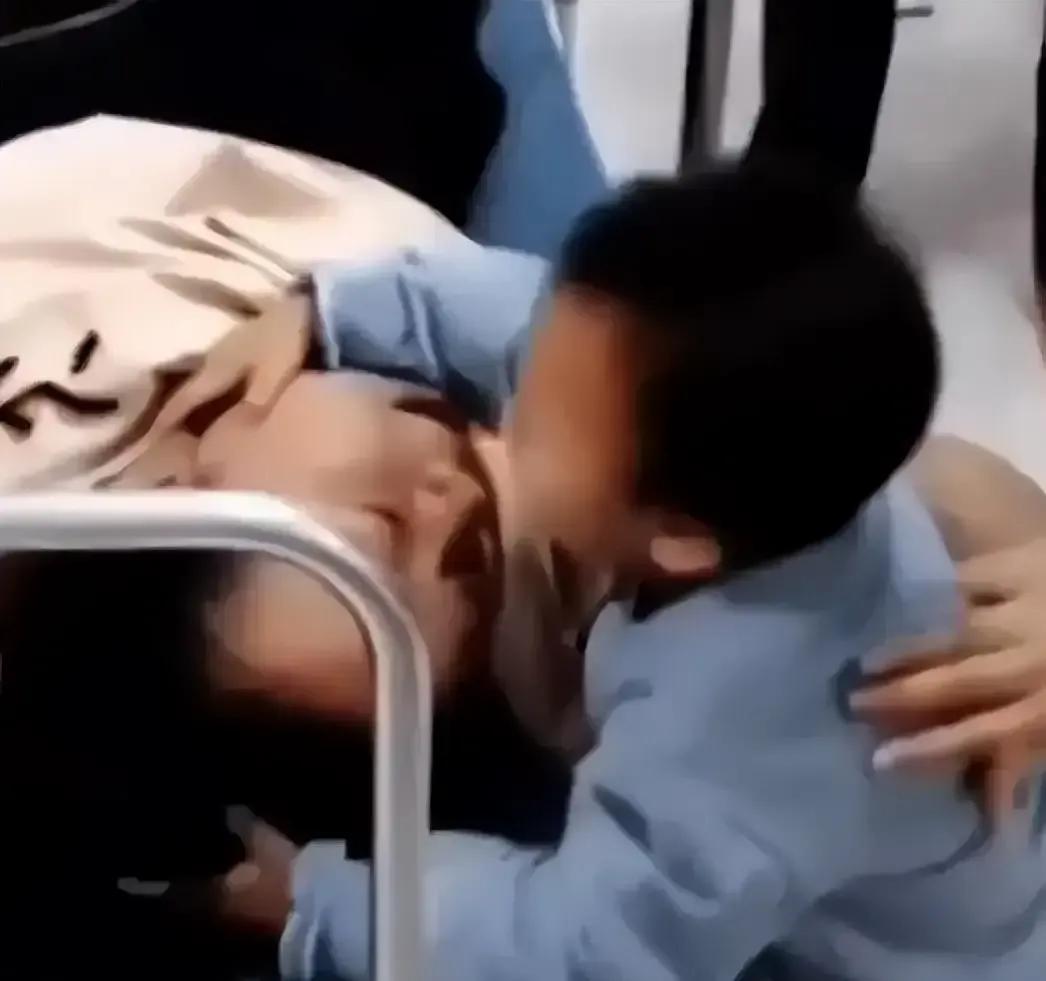 王婷查出胃癌晚期那天把病历塞进包里继续去餐馆端盘子。她儿子才四岁坐在出租屋小板