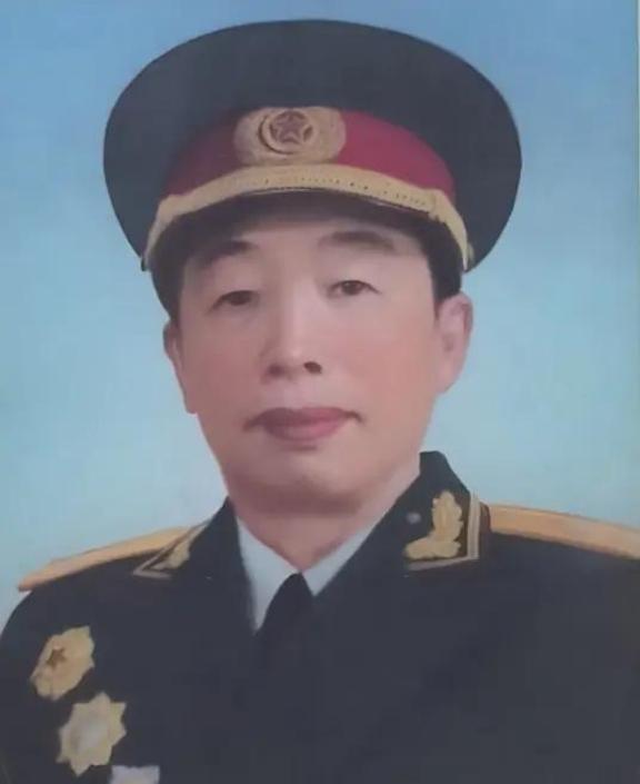 他是黄埔四期第一名，1955年，他婉拒上将军衔，就连毛主席都对他评价很高：他不亚
