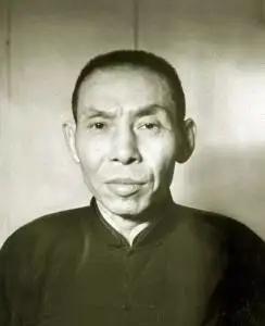 1950年冬天，上海逸园内数万人齐聚，对两名罪大恶极的犯人进行公审。远在台湾的杜