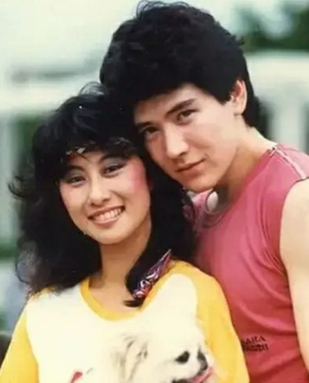1982年，22岁的费翔和21岁的叶倩文日久生情，双双坠入了爱河。然而这段恋情却