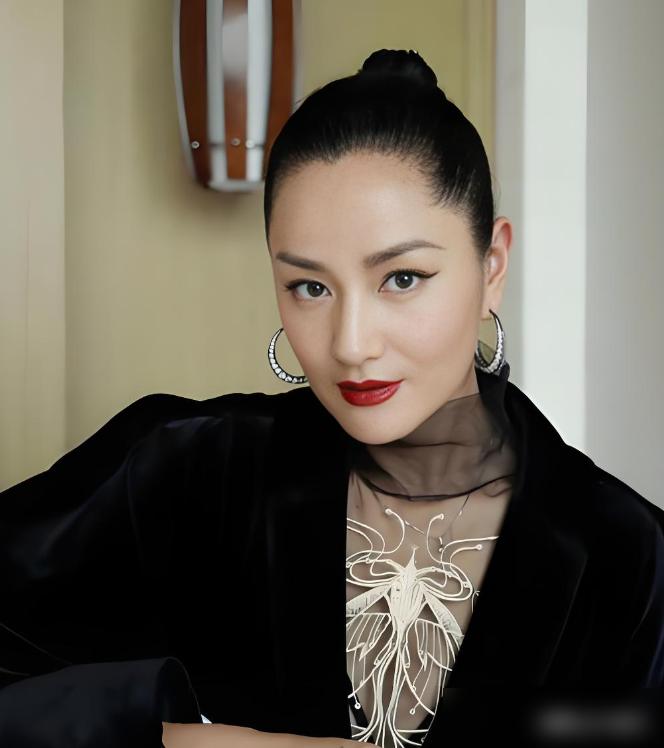 胡兵在飞机上跟她表白，瞿颖当场捶着他哭喊，你为什么不早说。她还是拒绝了。你