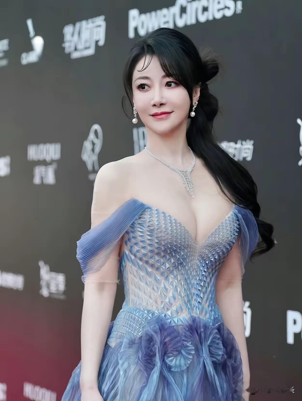 刷到陈紫函的照片，直接愣住。51岁，一件细吊带，腰上马甲线清清楚楚。很多