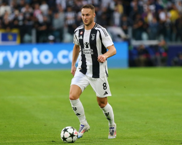 据《都灵体育报》报道，尤文想要在今夏出售库普梅纳斯，球员的经纪人已经来到尤文总部