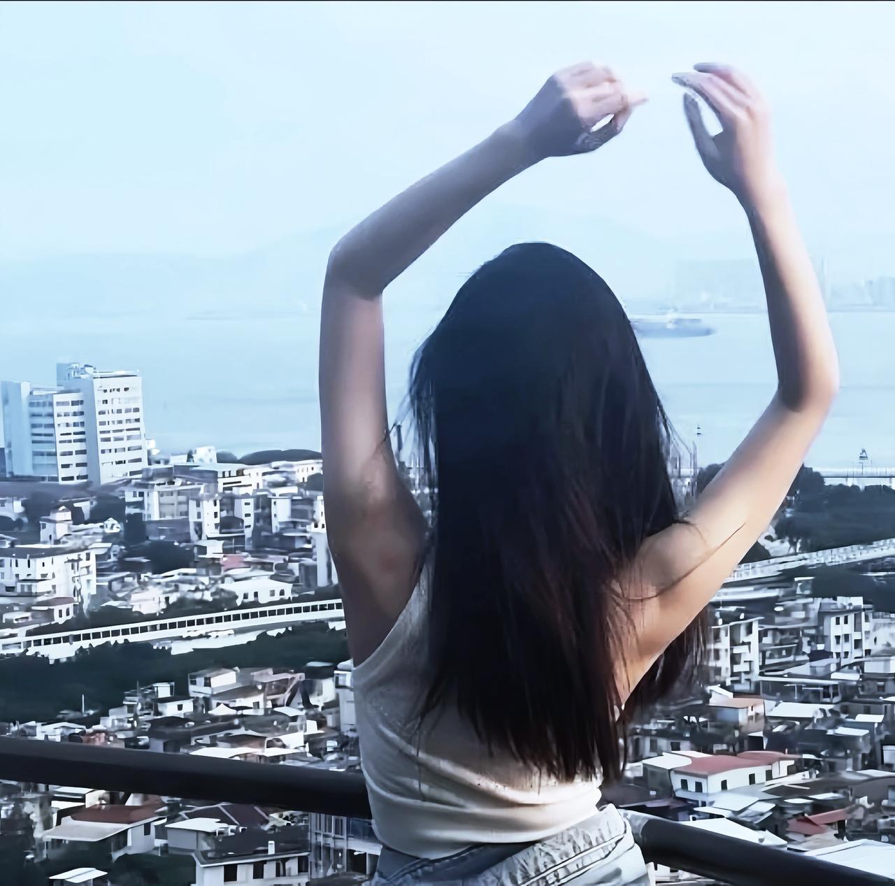 00后“剩斗士”小姐妹，在驾校“撞”上个98年月薪8000的男友，酸了！我们