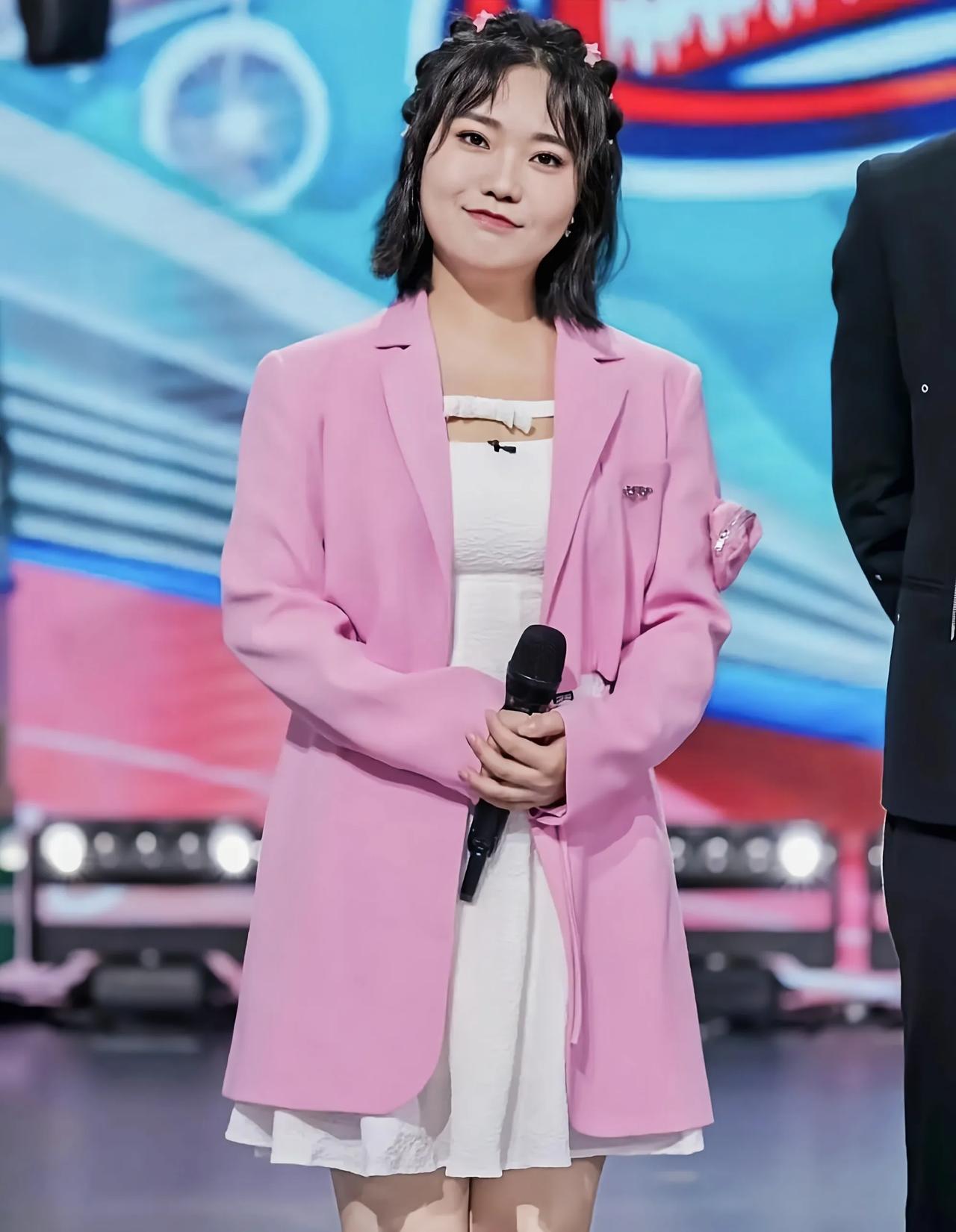 天才少女李雪琴，父母离婚各自成家，亲戚拉扯大考入北大有段采访里，李雪琴聊起家