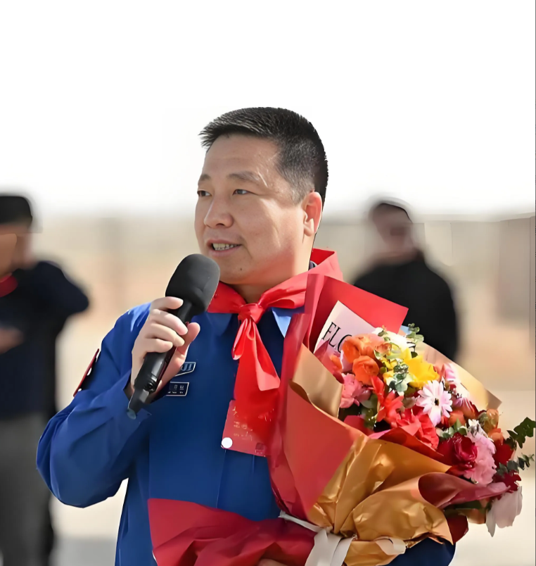 回家咯！今天下午一点五十分，神舟十九号航天员顺利回到祖国，可喜可贺！在这里