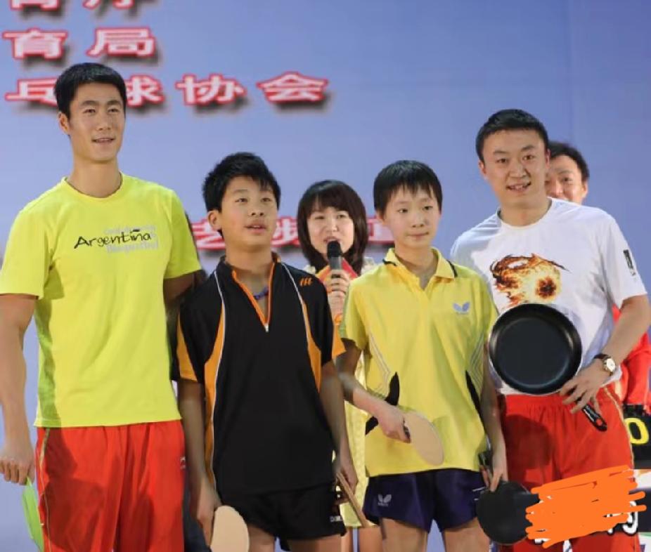 全网寻人！国乒这张“考古合影”里的神秘小将是谁？👀谁来救救我的好奇心！翻