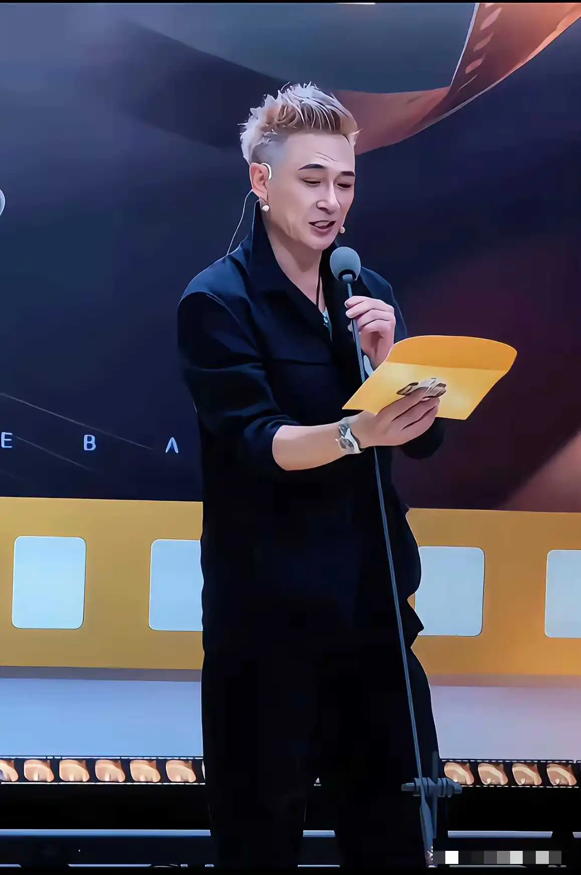 吴镇宇这可塑性真强，60多岁的年龄了，这样一捯饬，硬生生年轻了二十岁，把自己捯饬