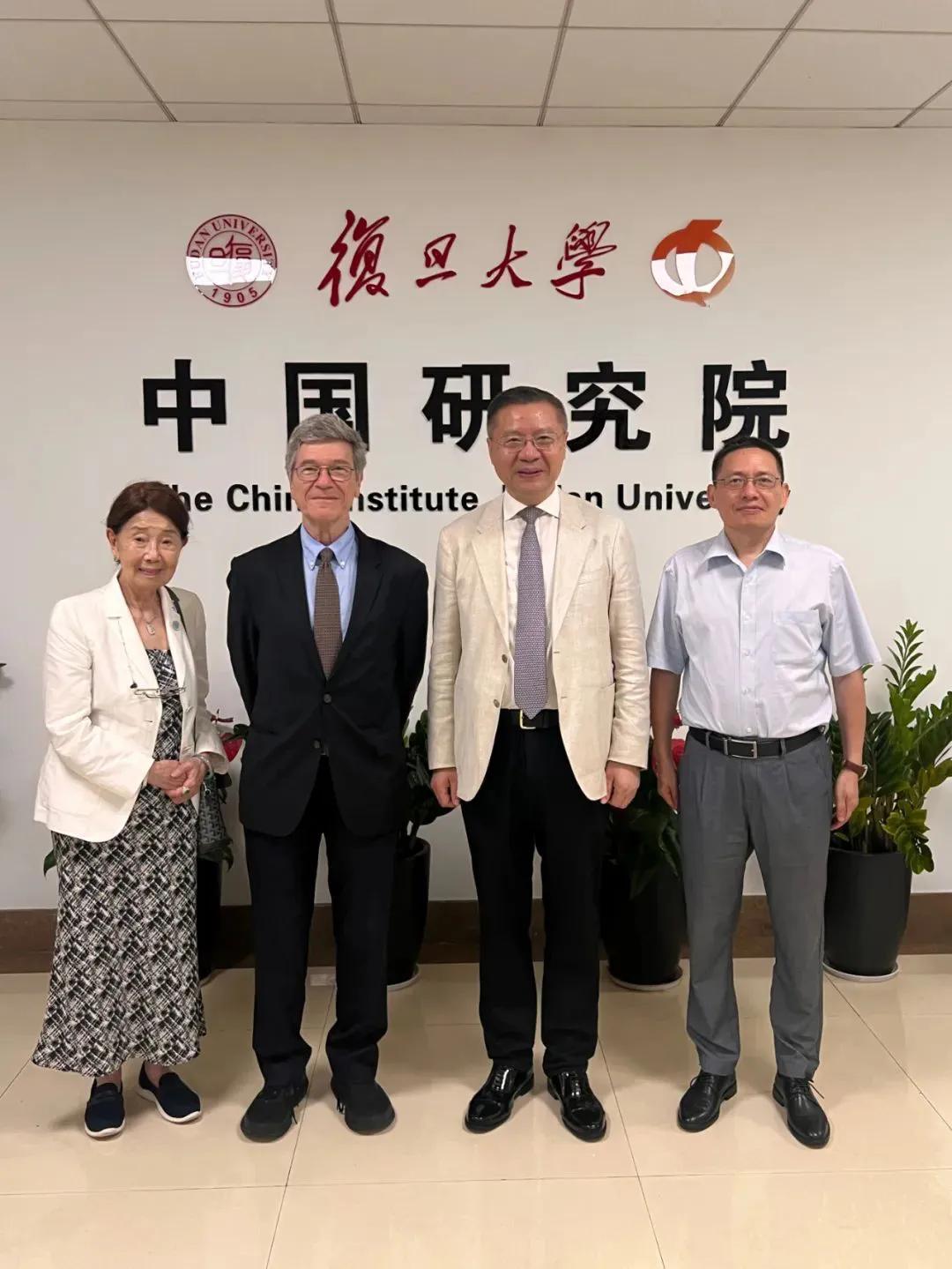 张维为教授最近的合影众人简介。从左往右数，首位慈祥的老婆婆是何人？她是美国世界