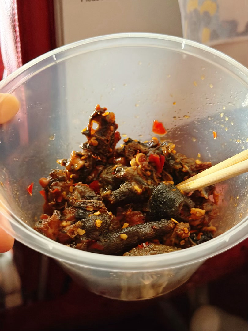 回来我们飞机的位置是最后一排我坐在最里面的角落里刚起飞的时候，牛和阿丘就睡着了我