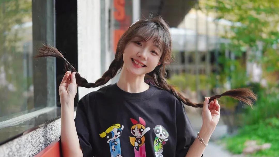 7个甜妹拍照姿势,双马尾辫元气显脸小!可爱又减龄,拍出少女感