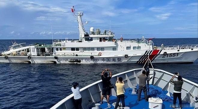 黄岩岛发生激烈对峙，十多艘菲船一窝端！这背后的真相太解气黄岩岛的海风再次吹