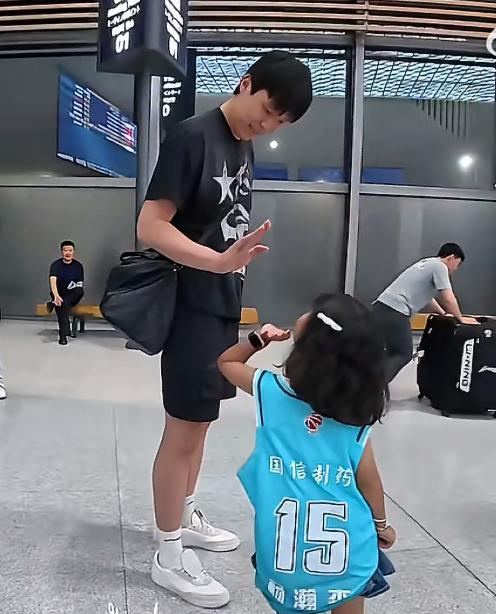 杨瀚森回到国内，和小球迷热情打着招呼并合影留念！6月1日晚，杨瀚森抵达国内，